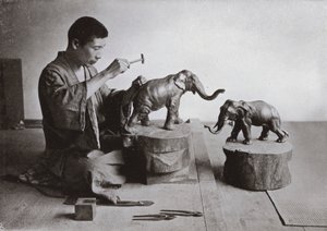 ブロンズ彫刻家（モノクロ写真 作： Herbert Ponting