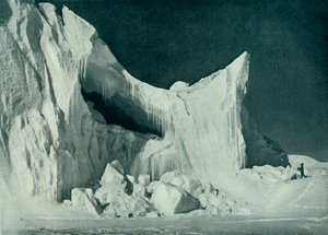 冬の終わりの城ベルク、1911年、1913年 作： Herbert Ponting