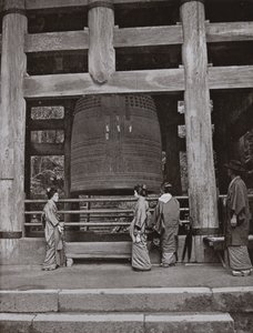 知王院の大鐘（モノクロ写真 作： Herbert Ponting