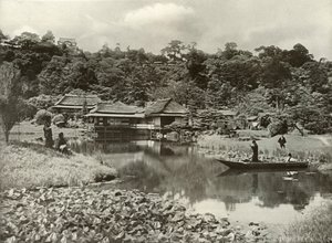 1910年、彦根の帝京旅館と庭園。 作： Herbert Ponting