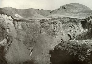 富士山の聖なるクレーター、1910年。