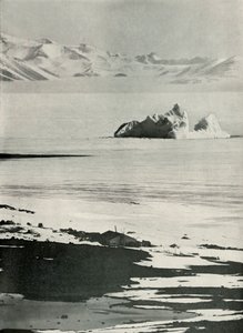 ランプの頂上からの小屋と西部山脈、c19101913、1913。 作： Herbert Ponting