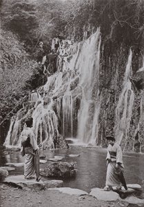 湯本の「宝石落下の滝」（モノクロ写真 作： Herbert Ponting