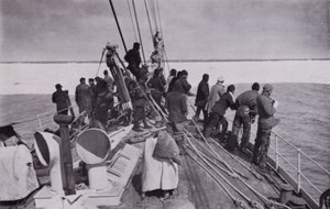 パックアイスへのアプローチ（モノクロ写真 作： Herbert Ponting