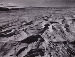 「風で舞い上がった凍った雪の大波」(モノクロ写真) 作： Herbert Ponting