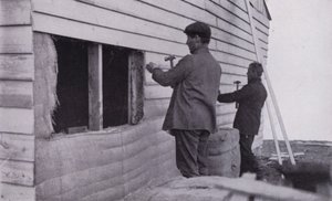 "小屋が建った"（モノクロ写真 作： Herbert Ponting