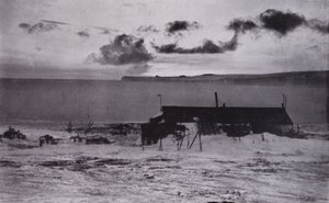 冬の宿舎に入った一行（モノクロ写真 作： Herbert Ponting