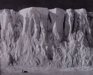 エレバス山の城壁（モノクロ写真 作： Herbert Ponting
