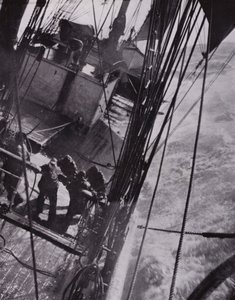 "The ship heave and strained and pitched like a cork" (bw/photo) 作： Herbert Ponting