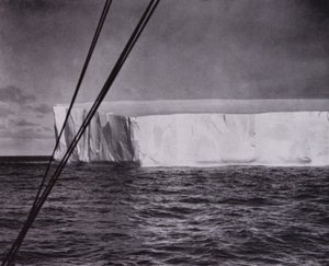 "They sighted their first iceberg" (bw/photo) 作： Herbert Ponting