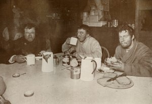 1911年8月1日、1913年8月1日、クロジエ岬から戻ったウィルソン、バウアーズ、およびチェリーガラード 作： Herbert Ponting