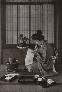 手紙を書く（モノクロ写真