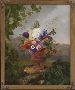 木の切り株の上に立って、花とギリシャ風の花瓶 作： Hermania Neergaard