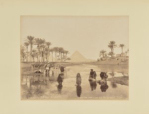 ピラミッド近くで水を汲む女性たち、カイロ 作： Hippolyte Arnoux