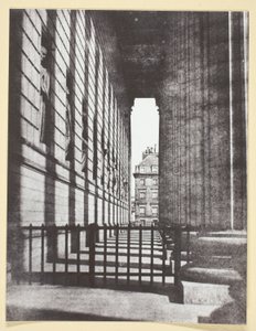 マドレーヌ教会の柱廊 作： Hippolyte Bayard