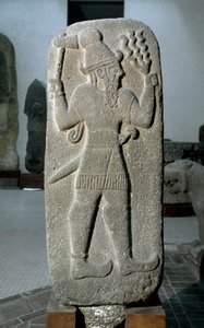 ヒッタイト文明：テンペテの神の玄武岩のステイル。ネオ・ヒッタイト帝国。紀元前9世紀、バビロンから。寸法141cm イスタンブールの考古学博物館 作： Hittite