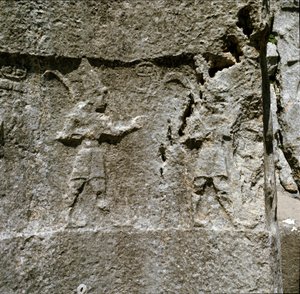 2文字の低浮彫り。紀元前1250-1220年頃。 作： Hittite