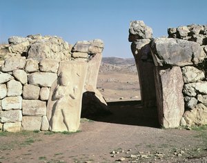 Hattusasの壁からの王の門 作： Hittite