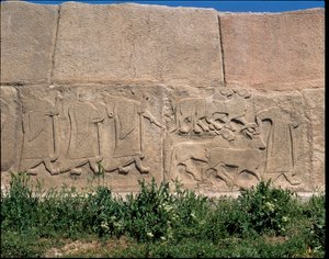スフィンクスの門のレリーフの台座の様子 作： Hittite Hittite