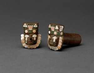 人間の頭と耳栓のペア、ミドルホライズン、600-1000（石とシェルのインレイを備えた木材）