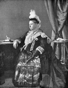 1887年にゴールデンジュビリーサービスで着たドレスを着たビクトリア女王。 作： Hughes and Mullins