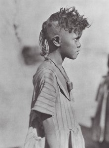 アフリカお守りを持つビシャリンの子供（モノクロ写真）