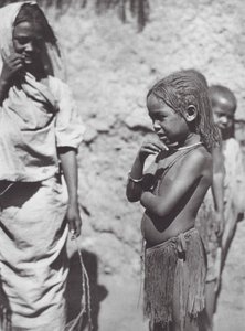 アフリカオムドゥルマンの子供たち（モノクロ写真） 作： Hugo Adolf Bernatzik