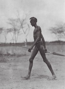 アフリカ槍を持つディンカ族の戦士（モノクロ写真）