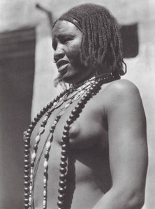 アフリカプロのダンサー、ガワジ（モノクロ写真）