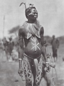 アフリカ祭りの飾りをつけたヌバの女性（モノクロ写真）