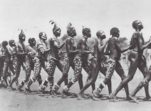 アフリカ踊るヌバの女性たち（モノクロ写真）