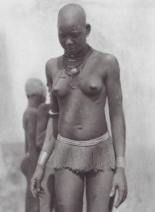 アフリカヌエル族の女性（モノクロ写真）