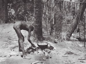 アフリカワニ肉を調理するヌエル族（モノクロ写真）