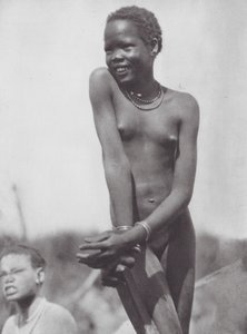 アフリカヌエル族の少女（モノクロ写真）