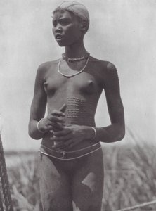アフリカ装飾傷のあるヌエル族の少女（モノクロ写真）