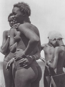 アフリカヌエル族の少女と子供たち（モノクロ写真）