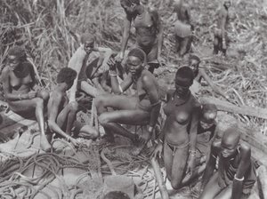 アフリカスーダンの帆船に乗るヌエル族の少女たち（モノクロ写真）