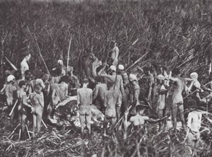 アフリカ象の死体とヌエル族のハンター（モノクロ写真）