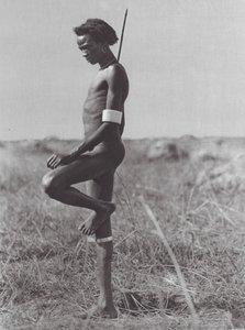 アフリカヌエル族、休息姿勢（モノクロ写真）