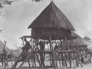 アフリカジュール東部の杭上住居（モノクロ写真） 作： Hugo Adolf Bernatzik