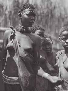 アフリカシルックの少女たち（モノクロ写真）