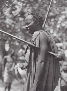 アフリカ棍棒を持つシルックの戦士（モノクロ写真）
