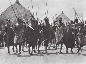 アフリカ：首長の墓を襲撃するシルックの戦士たち（モノクロ写真）