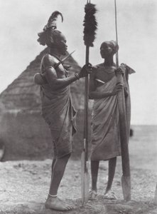アフリカ祭りの衣装を着たシルック族（モノクロ写真）