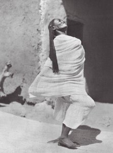 アフリカスーダンの踊り子、オムドゥルマン（モノクロ写真）