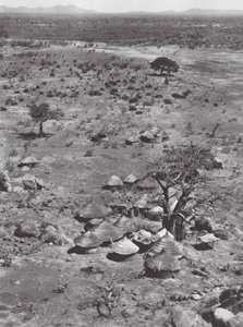 アフリカタロディ山から平原を望む（モノクロ写真）