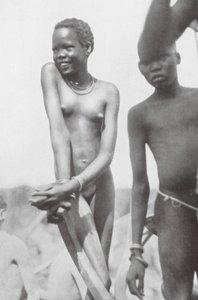 ヌエル族の少女と少年（モノクロ写真）