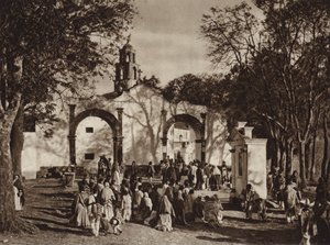 メキシコ：アメカメカ、聖なる山礼拝堂前の行列（モノクロ写真） 作： ウーゴ・ブレーメ
