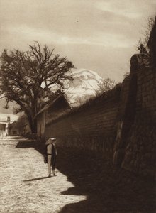 メキシコ：ポポカテペトルを望むアメカメカの通り（モノクロ写真） 作： ウーゴ・ブレーメ