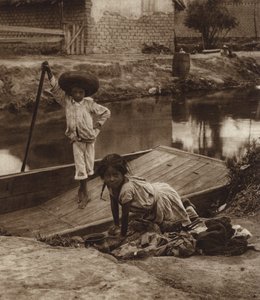 メキシコ：イスタカルコ、洗濯をするインディオの子供たち、D F（モノクロ写真）